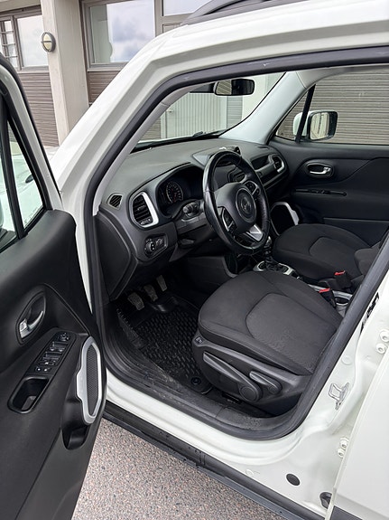 Jeep Renegade 8 of 11