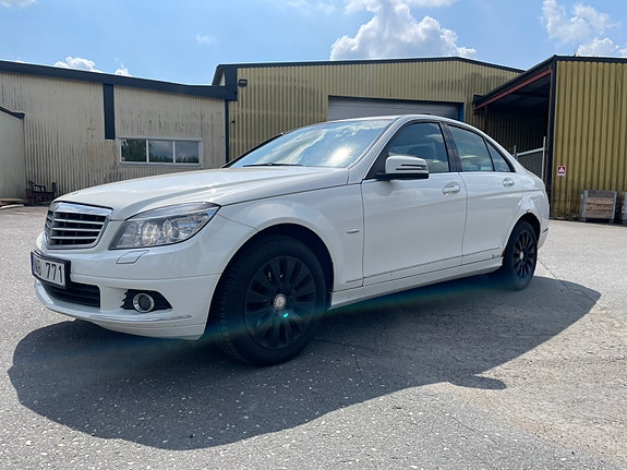 Mercedes-Benz C200 3 of 5