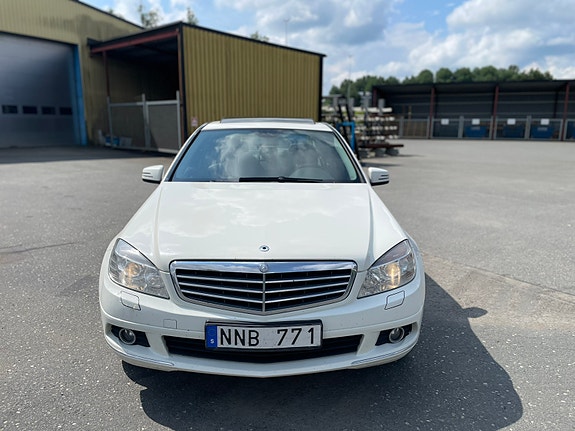 Mercedes-Benz C200 2 of 5