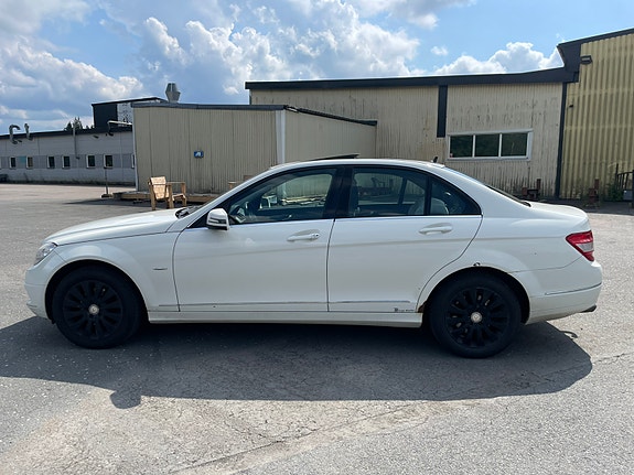 Mercedes-Benz C200 4 of 5