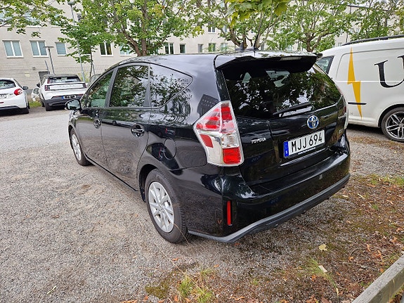 Toyota Prius+ 2 of 3