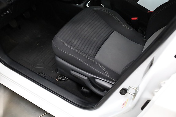 Toyota Yaris 13 of 25