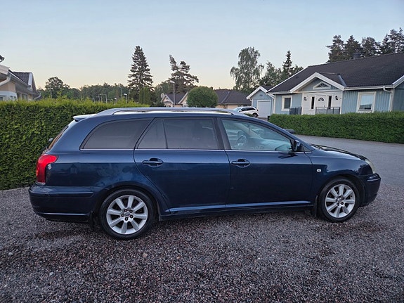 Toyota Avensis 3 of 7