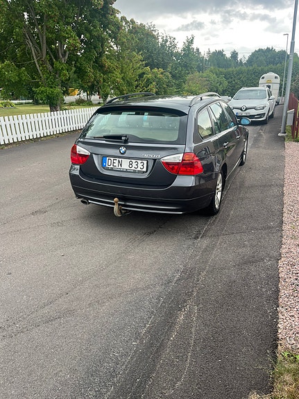 BMW 320d 4 of 5