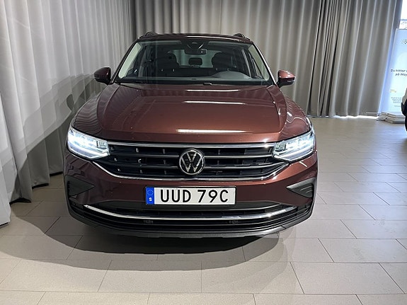 Volkswagen Tiguan 2 of 5