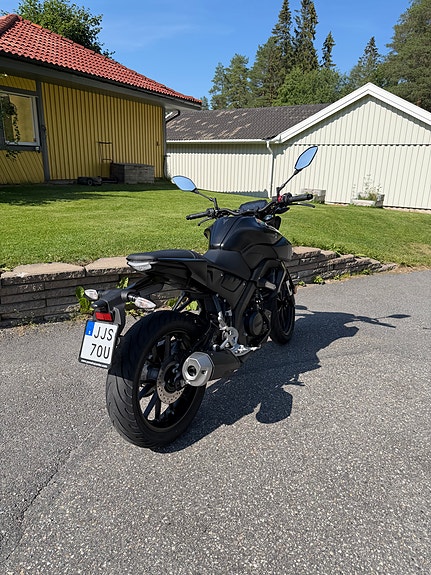Yamaha MT125 2 of 2