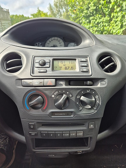 Toyota Yaris 5 of 5