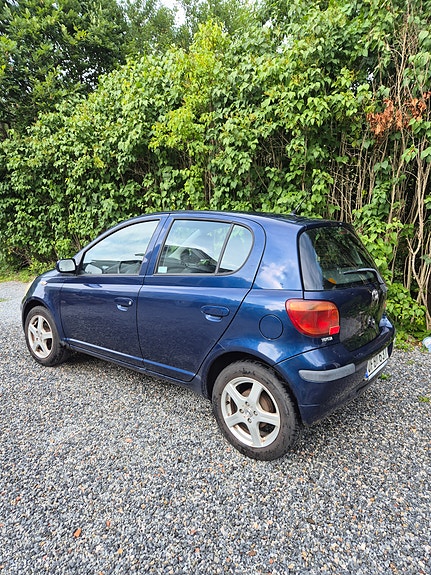 Toyota Yaris 2 of 5