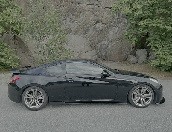 Hyundai Genesis 3 of 5