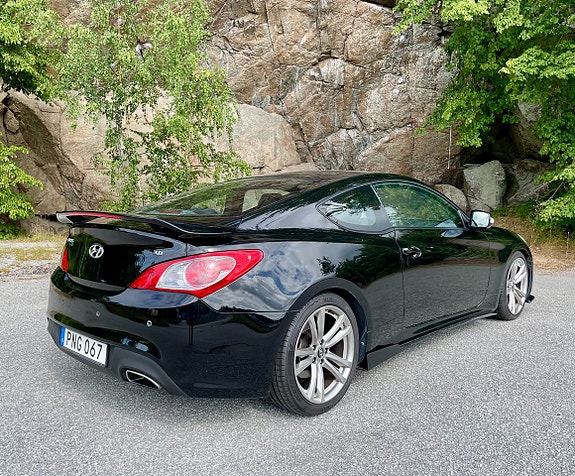 Hyundai Genesis 4 of 5