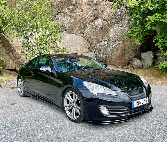 Hyundai Genesis 2 of 5