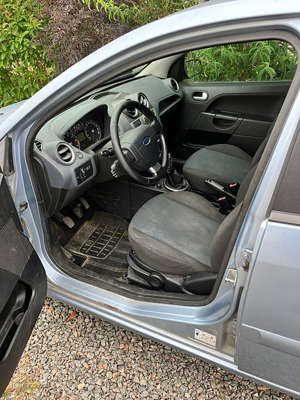 Ford Fiesta 4 of 5