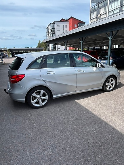 Mercedes-Benz B180 2 of 4