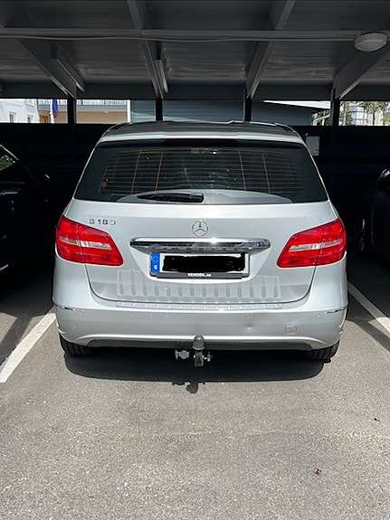 Mercedes-Benz B180 3 of 4