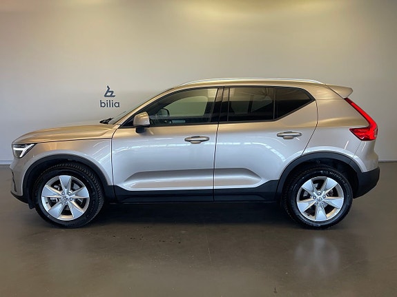 Volvo XC40 2 of 5