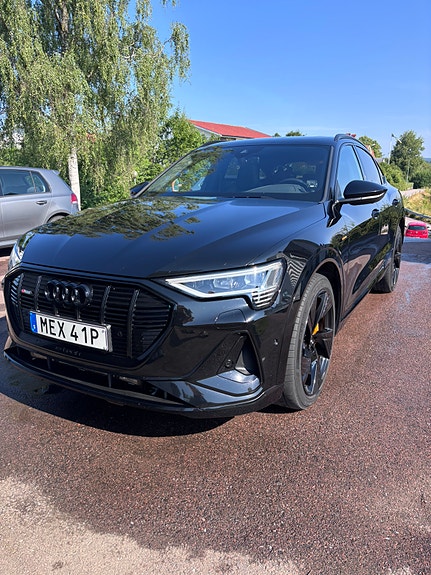 Audi e-tron Sportback 2 of 5
