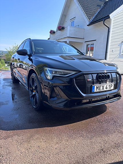 Audi e-tron Sportback 3 of 5