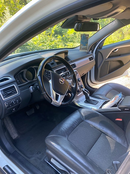 Volvo V70 2 of 5