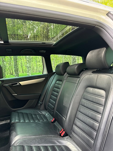 Volkswagen Passat Alltrack 3 of 4