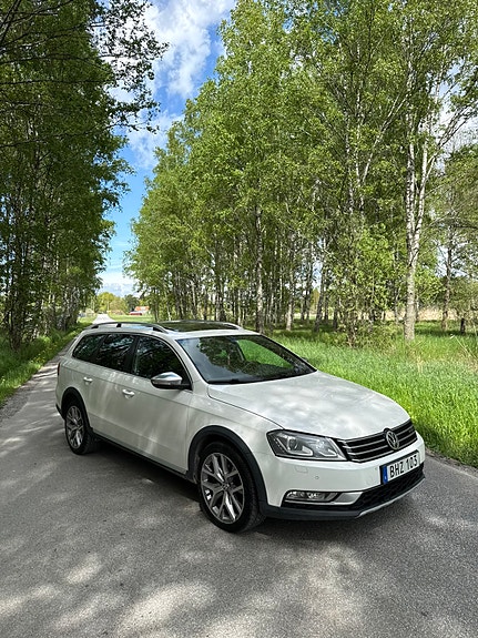 Volkswagen Passat Alltrack 2 of 4