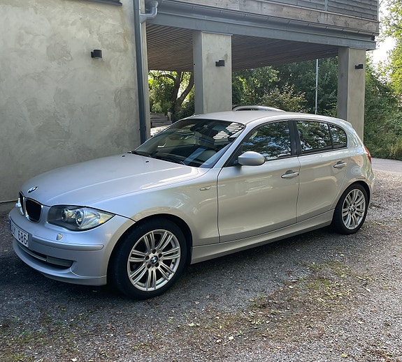 BMW 118d 2 of 5