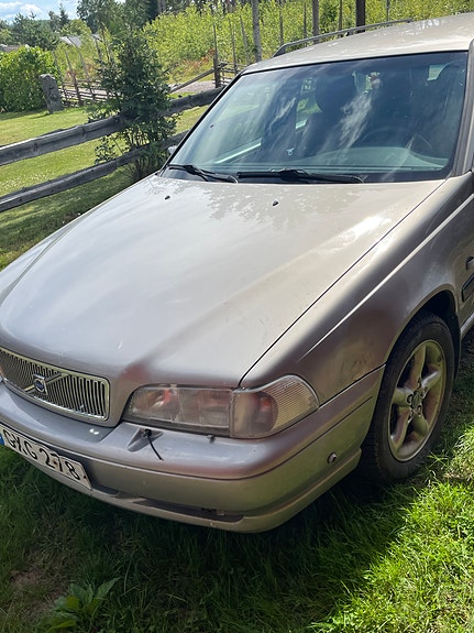 Volvo V70 2 of 3