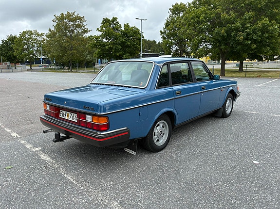 Volvo 240 3 of 5
