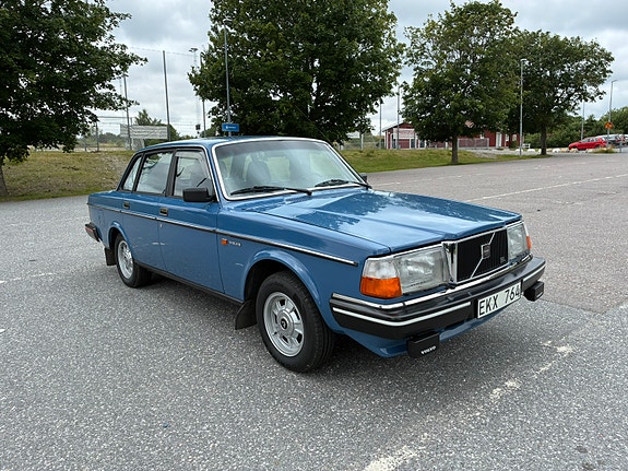 Volvo 240 2 of 5
