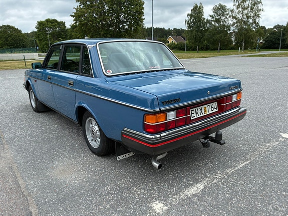Volvo 240 4 of 5