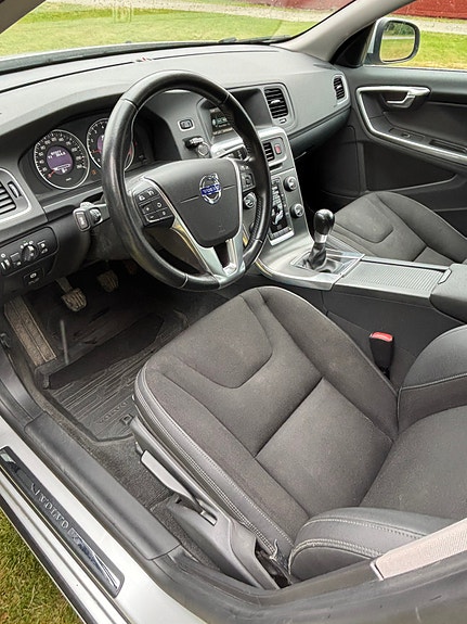 Volvo S60 4 of 5