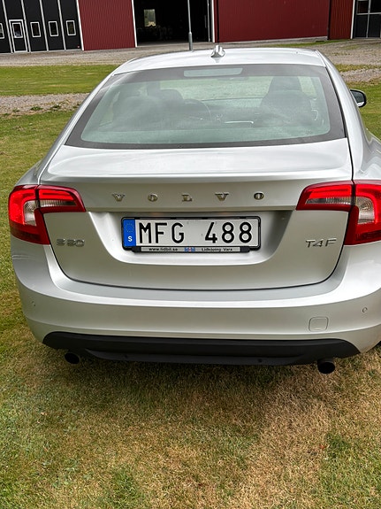 Volvo S60 2 of 5