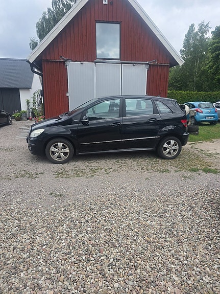 Mercedes-Benz B180 2 of 5