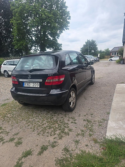 Mercedes-Benz B180 4 of 5