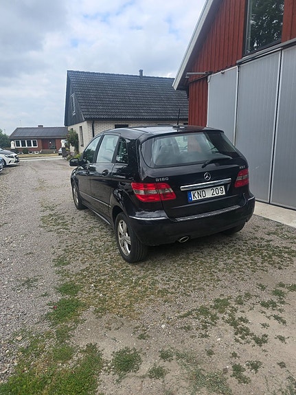 Mercedes-Benz B180 3 of 5