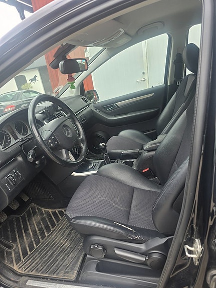 Mercedes-Benz B180 5 of 5