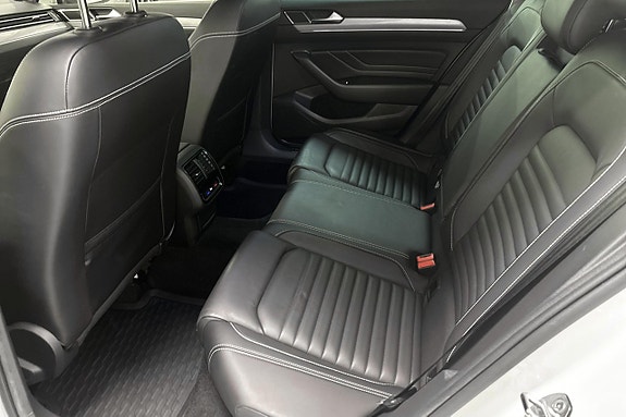 Volkswagen Passat 16 of 23