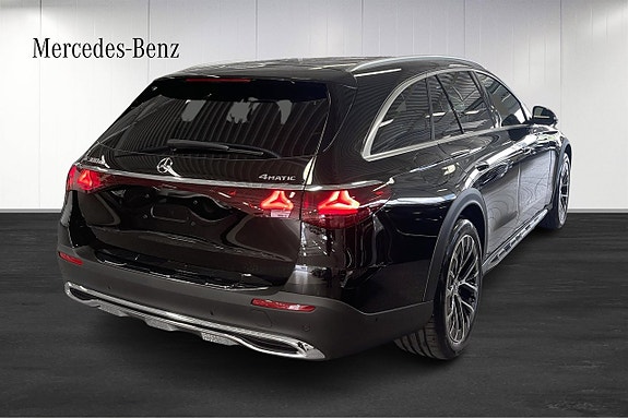 Mercedes-Benz E300 de 4 of 5