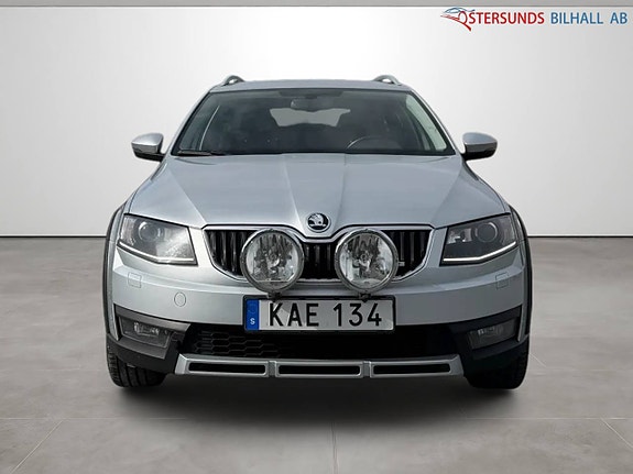 Skoda Octavia Scout 2 of 5