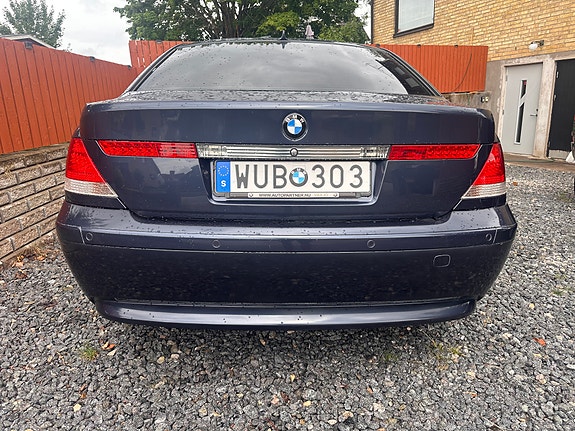 BMW 745i 3 of 5