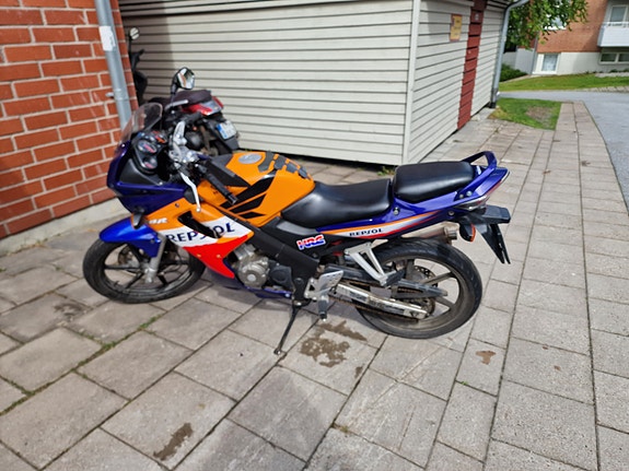 Honda CBR125R 4 of 5