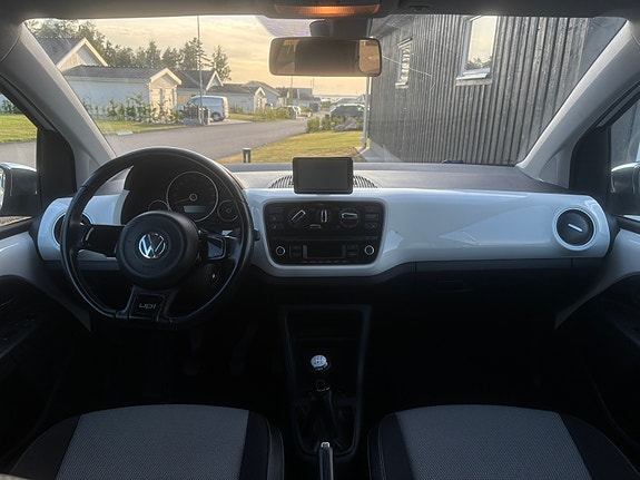 Volkswagen UP! 4 of 5