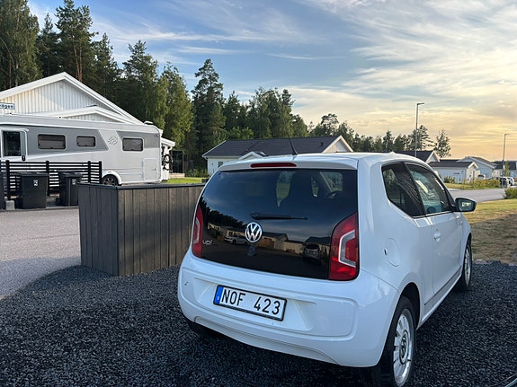 Volkswagen UP! 2 of 5