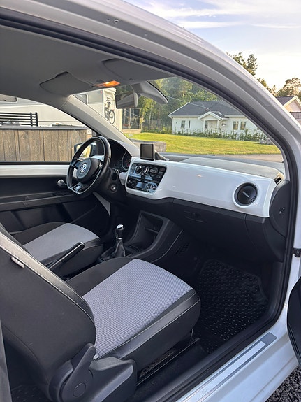 Volkswagen UP! 3 of 5