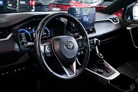 Toyota RAV4 Plug-in Hybrid 13 of 29