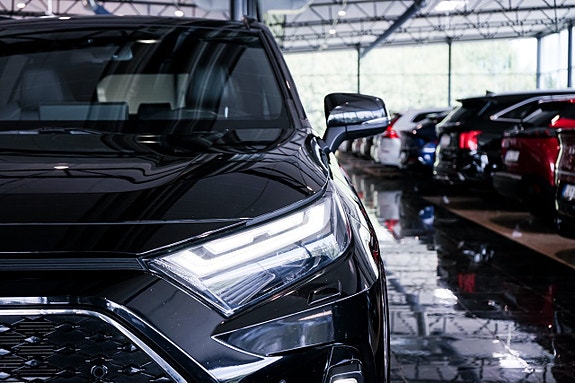 Toyota RAV4 Plug-in Hybrid 4 of 29