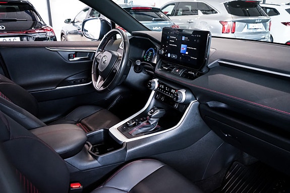 Toyota RAV4 Plug-in Hybrid 26 of 29