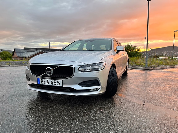 Volvo V90 2 of 5
