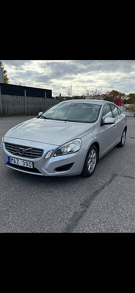 Volvo S60 2 of 7