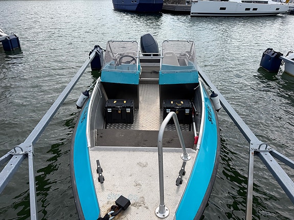 Buster XL - Yamaha F80 2 of 3