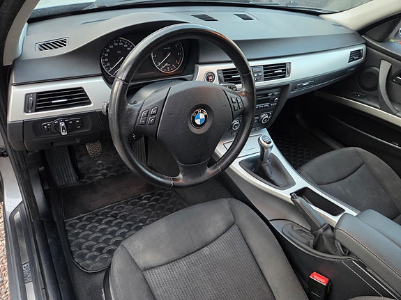 BMW 318i 2 of 5